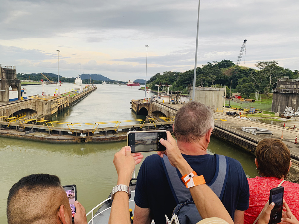 Turistas-en-Travesia-por-el-Canal-de-Panama-Esclusas-de-Miraflores