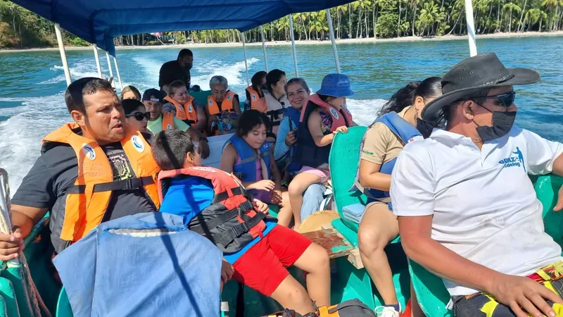 Grupo de graduandos con TPETRAVELPANAMA