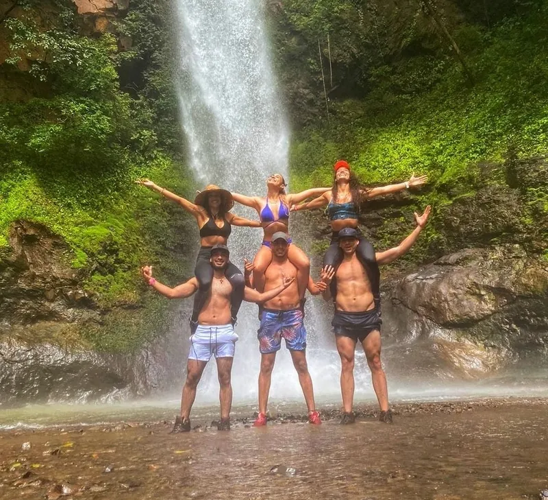 Grupo de viajeros en piscina con TPETRAVELPANAMA